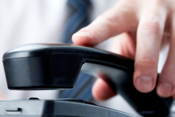 Come i truffatori stanno unendo la tecnologia online e quella telefonica