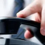 Come i truffatori stanno unendo la tecnologia online e quella telefonica