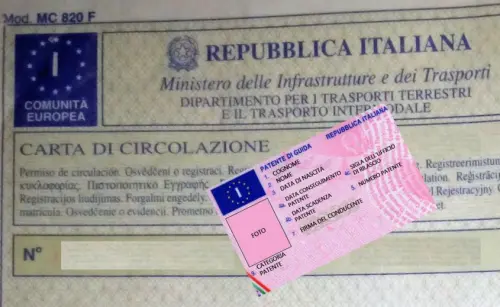 Patente e libretto con stesso intestatario, la solita mezza bufala che crea inutili allarmismi